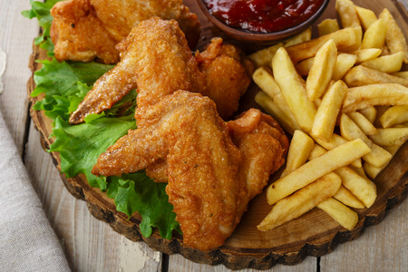 炸鸡翅酱和炸薯条照片