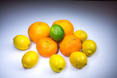 与橘子，橘子 柠檬和酸橙的柑橘作文涂上光