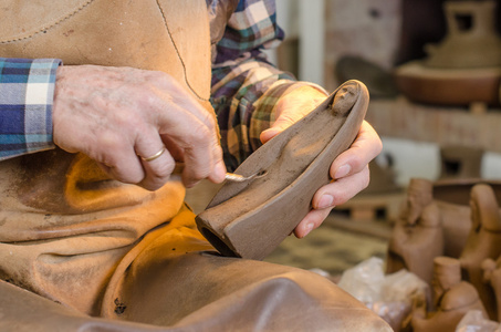 陶艺坊陶工转轮泥塑硕士班泥塑头制作泥塑偶像一个近距离观察陶瓷生产