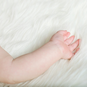 刚出生的婴儿的手照片