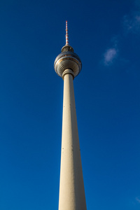柏林电视塔在深蓝色的天空柏林，德国