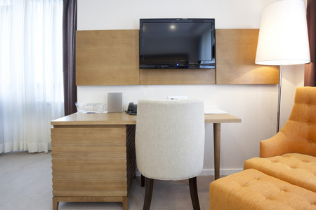 椅子 桌子和电视在酒店房间室内设计