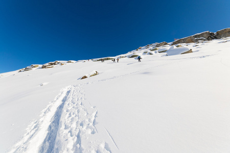 在冬天场景的滑雪登山