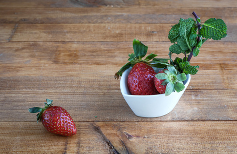 美丽的草莓木制的桌子上