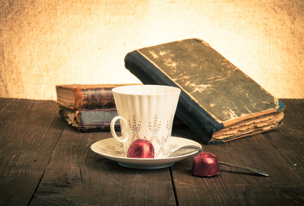 杯咖啡，shokolad 和旧书上旧木栈