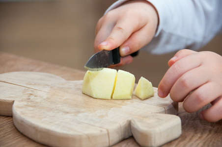孩子切水果图片