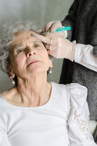 老妇人正在肉毒杆菌毒素注射