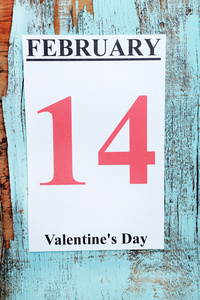 情人节那天，2 月 14 日放在日历上木制背景