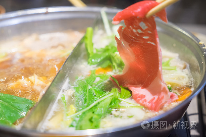 生牛肉在火锅里煮沸