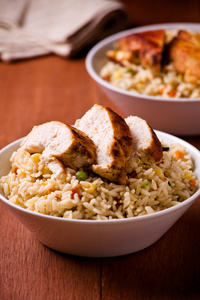 鸡肉米饭和蔬菜