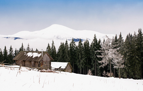 牧人小屋在山