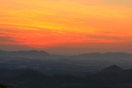 夕阳背后的山