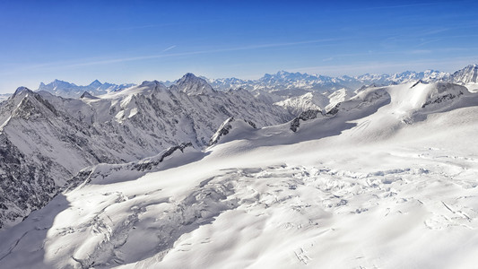 瑞士阿尔卑斯山峰景观全景