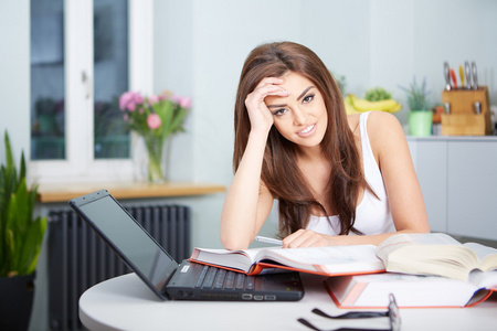 年轻的学生女人有很多书研究