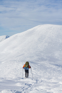 在山里徒步旅行带着背包和帐篷雪的冬天