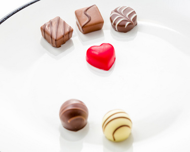 心形巧克力和其他糖果周围