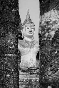 在泰国素可泰历史公园素可泰府的古佛雕像。