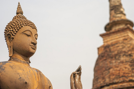 在泰国素可泰历史公园素可泰府的古佛雕像。