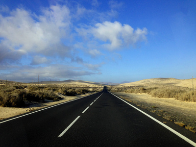 曲折的道路，通过沙漠