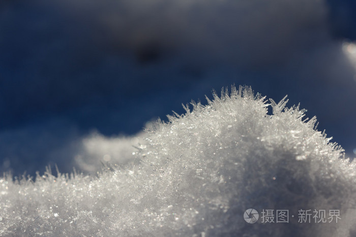 在蓝色背景下关闭雪