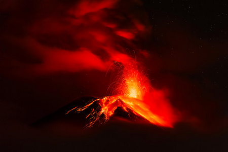 2014年2月晚上通古拉瓦火山爆炸
