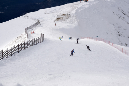 滑雪者和挡雪板走下山坡