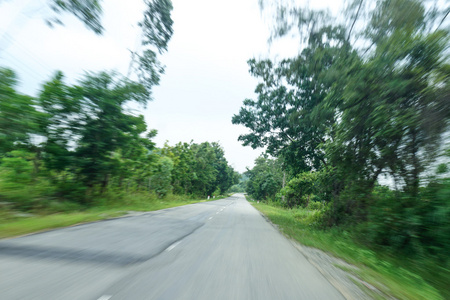 真实的自然高速公路道路与运动模糊