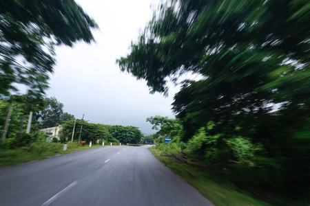 真实的自然高速公路道路与运动模糊