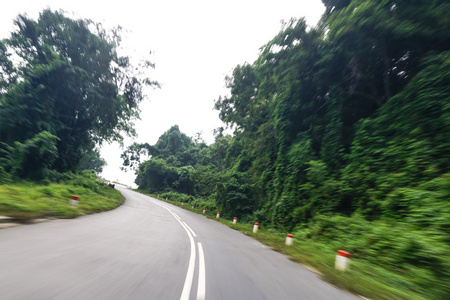 真实的自然高速公路道路与运动模糊