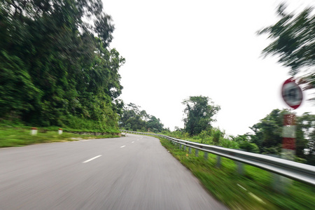 真实的自然高速公路道路与运动模糊