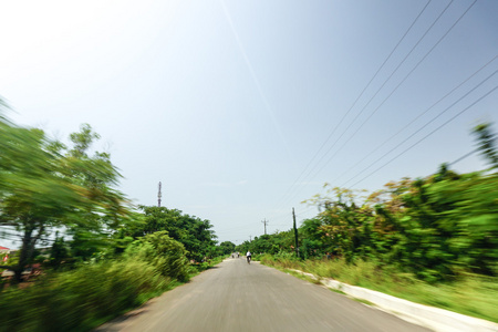 真实的自然高速公路道路与运动模糊