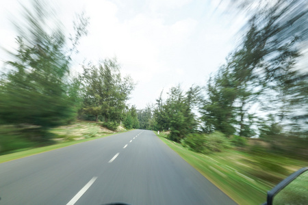 真实的自然高速公路道路与运动模糊