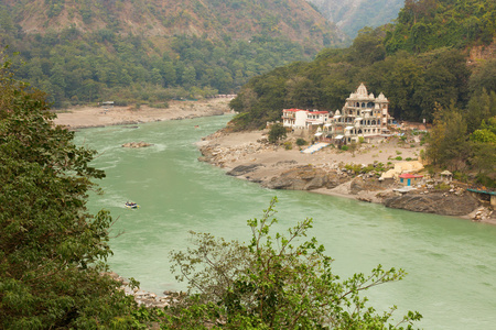 在喜马拉雅山脉附近 Rishik 初恒河