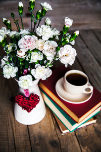 咖啡 书和花