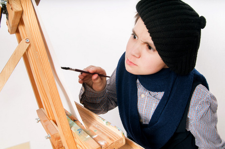 艺术家学校男孩画刷水彩肖像画在画架上