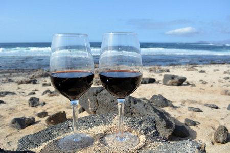 两杯酒在天堂岛的海滩上