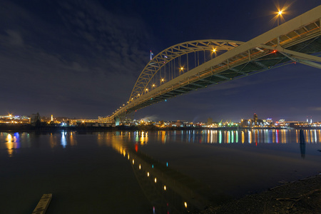 弗里蒙特威拉米特河桥在晚上