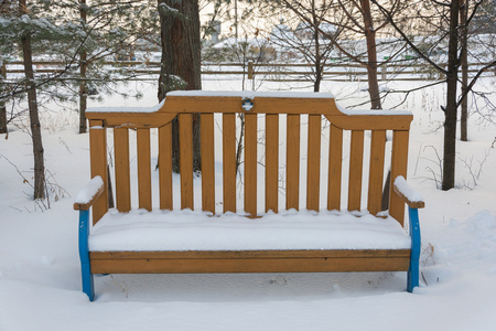 白雪覆盖的长凳上休息