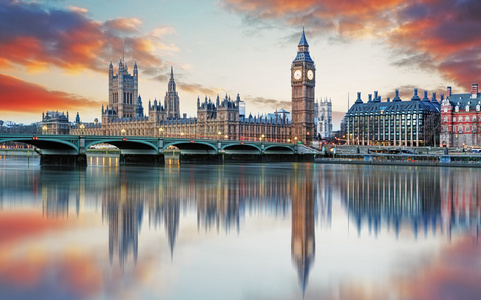 伦敦的大笨钟和国会大厦，英国