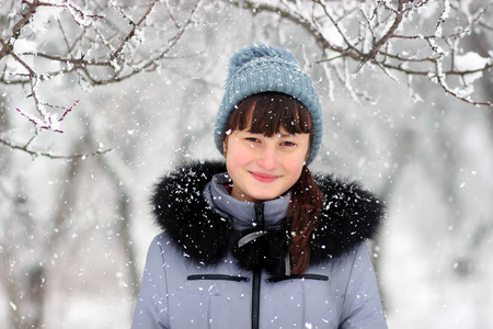 幸福的年轻女人玩户外的雪