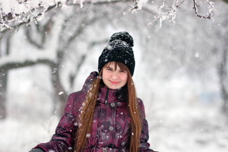 一个女孩在冬季公园的肖像