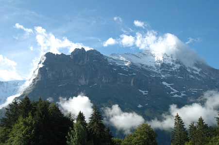 在附近在瑞士因特拉肯云脊和 Eiger 峰