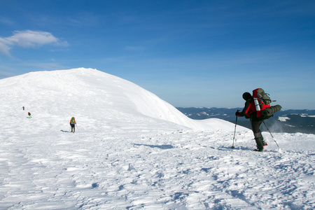 在山里徒步旅行带着背包和帐篷雪的冬天