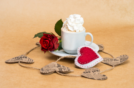 一杯带奶油的咖啡，玫瑰花和心。