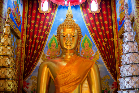 在殿里，泰国的金佛像