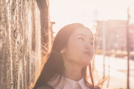 在城市的街道构成的年轻漂亮的中国女孩