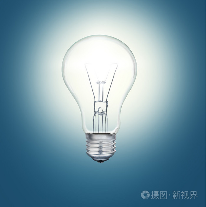 一个灯泡照耀在黑暗中明亮的灯光