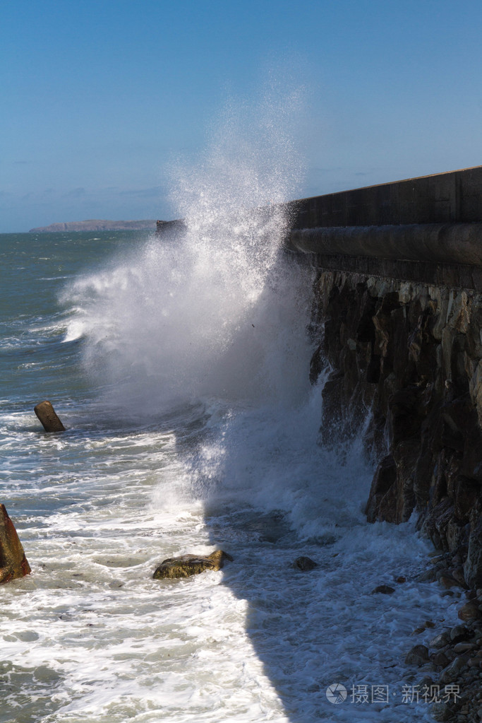 巨浪冲击霍利海德防波堤