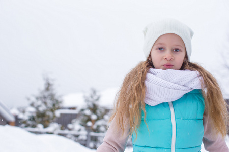 可爱的小女孩，在户外上温暖冬日的肖像