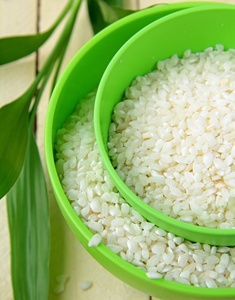 天然有机白米饭在碗上木制的背景